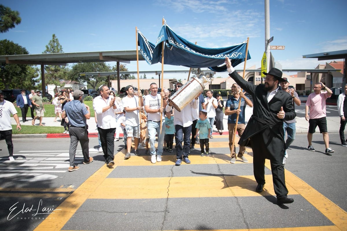 אירוע נדיר: כך נראתה הכנסת ספר תורה בעיר אירווין, קליפורניה | תיעוד 