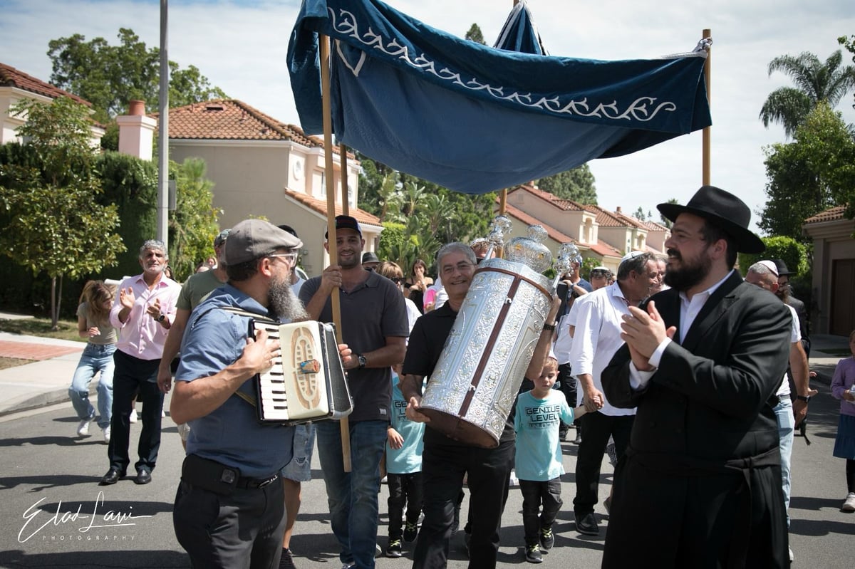 אירוע נדיר: כך נראתה הכנסת ספר תורה בעיר אירווין, קליפורניה | תיעוד 