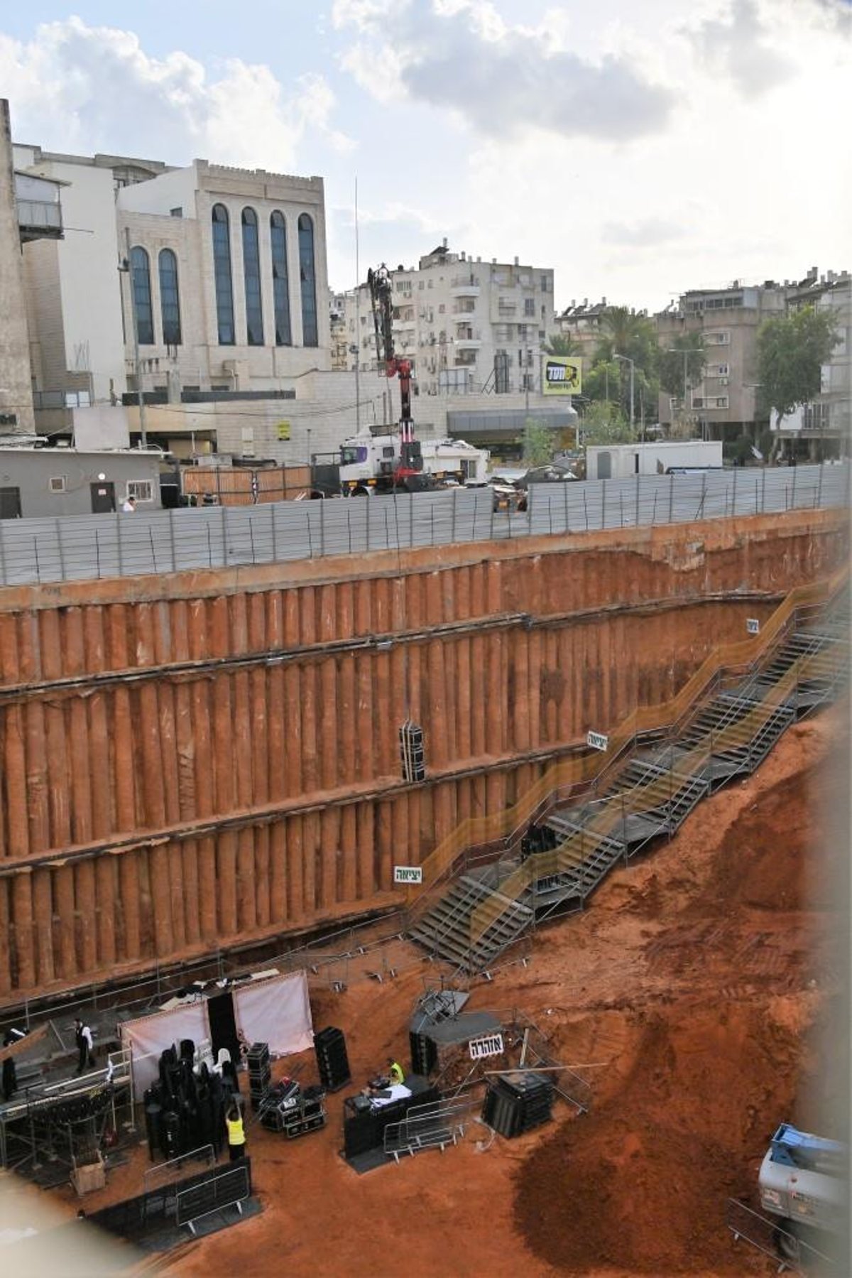 הערב: הנחת אבן הפינה למרכז העולמי 'ישועות משה - ויז'ניץ'