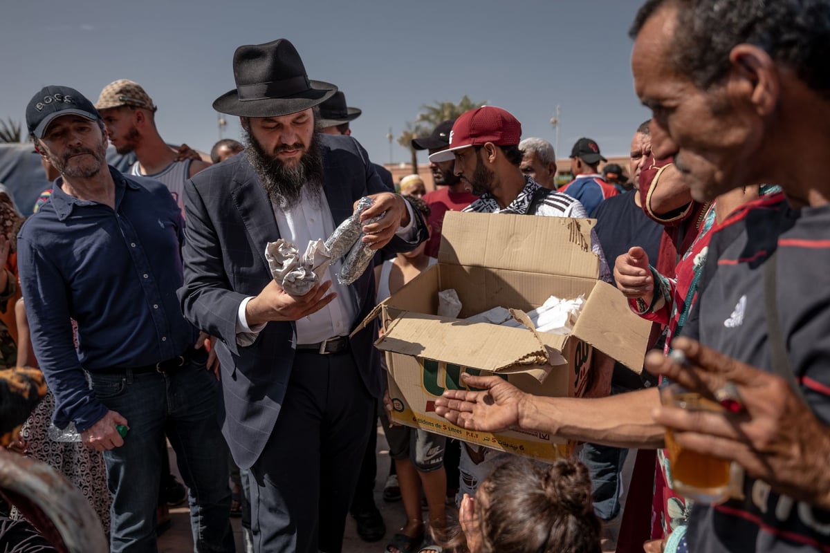 הרב באנון מחלק כריכים