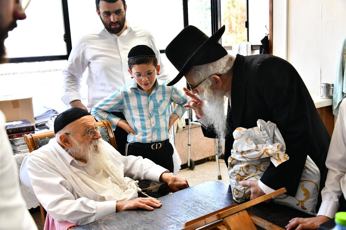 מרגש: הגר"מ גריינמן הניח את התפילין של החזו"א - ולא בירך