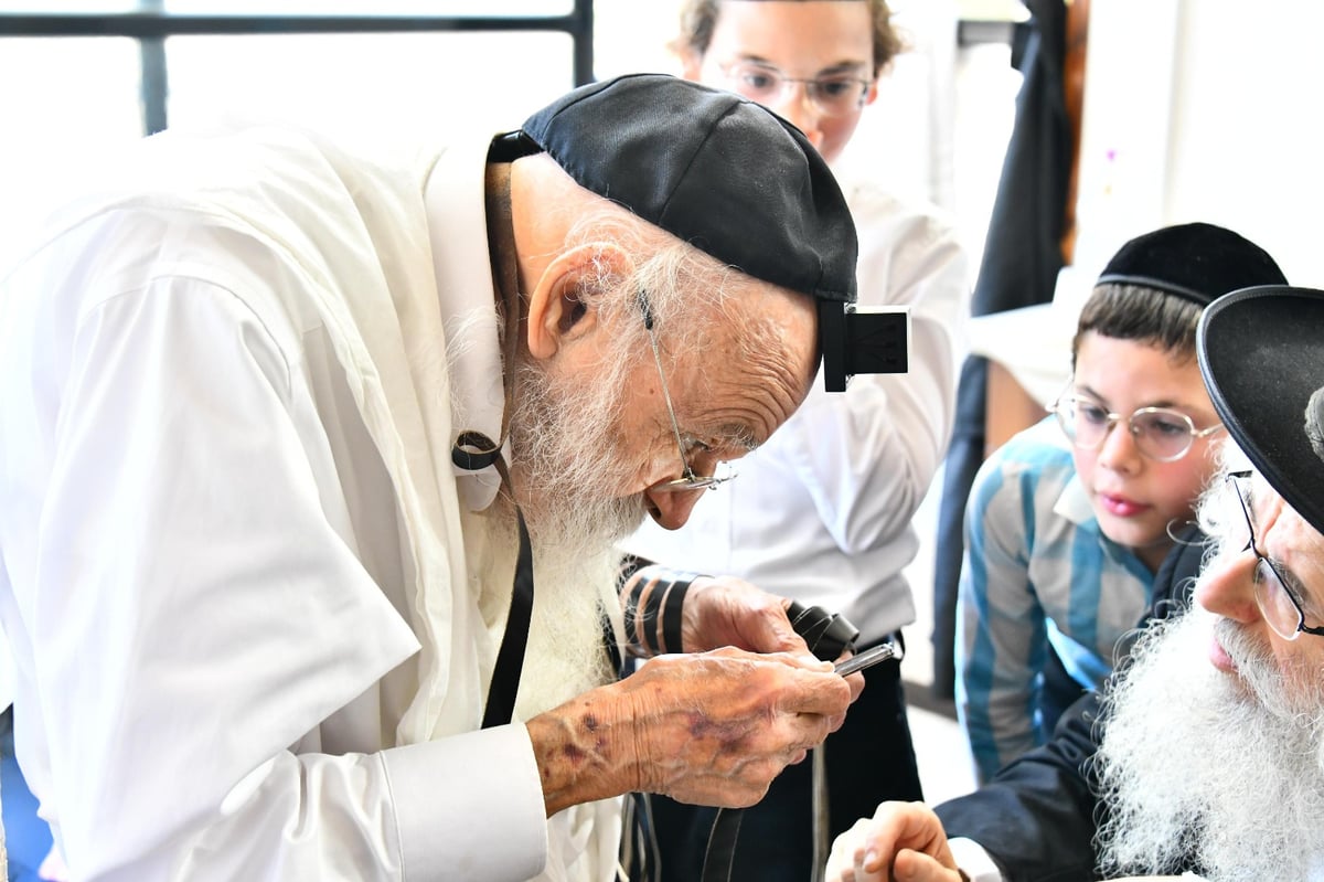 מרגש: הגר"מ גריינמן הניח את התפילין של החזו"א - ולא בירך