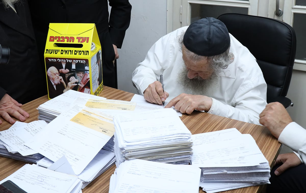 רה"י הגר"ד לנדו פתח את מעמד החלוקה השנתי