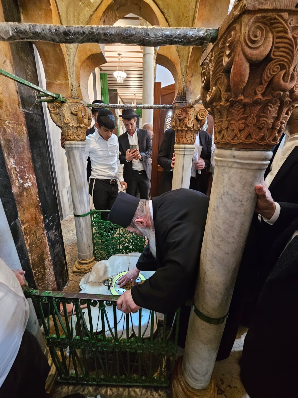 תיעוד: חכם ניסים בן שמעון בתפילה במערת המכפלה וקבר רחל