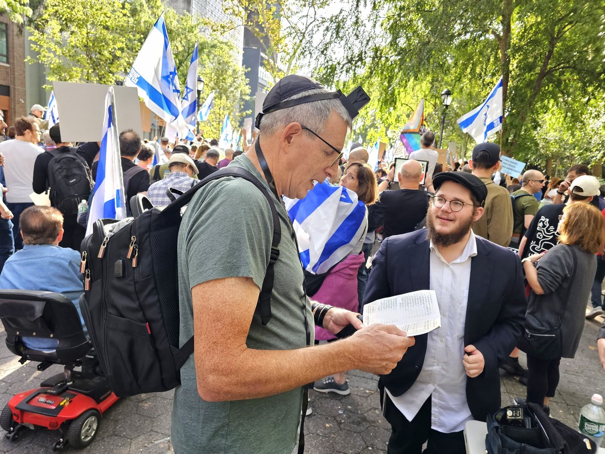 קידוש ה' מול האו"ם: חסידי חב"ד זיכו מפגינים בהנחת תפילין