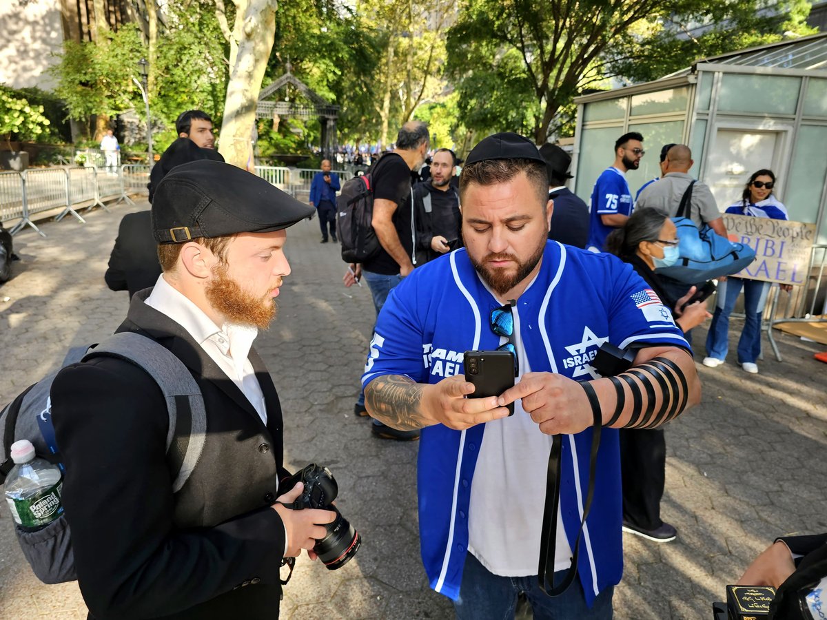 קידוש ה' מול האו"ם: חסידי חב"ד זיכו מפגינים בהנחת תפילין