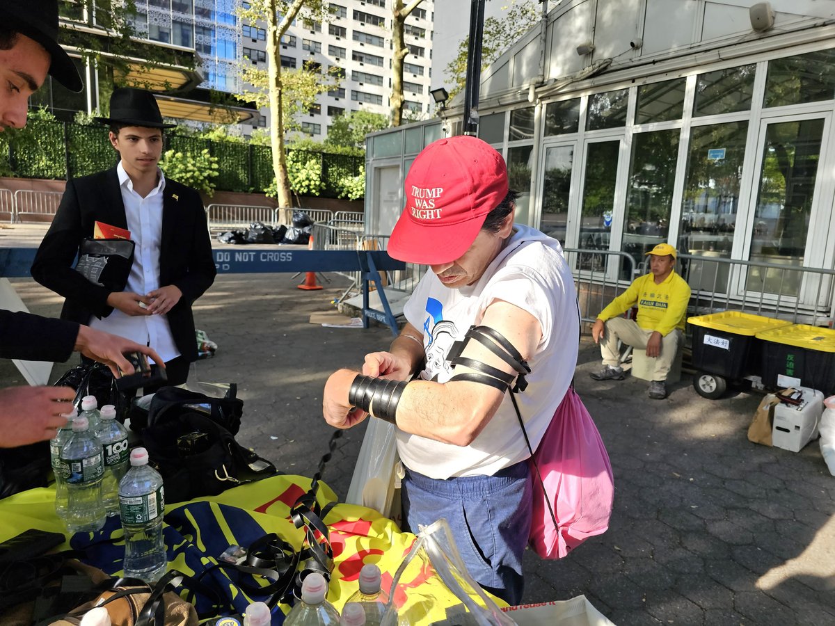 קידוש ה' מול האו"ם: חסידי חב"ד זיכו מפגינים בהנחת תפילין