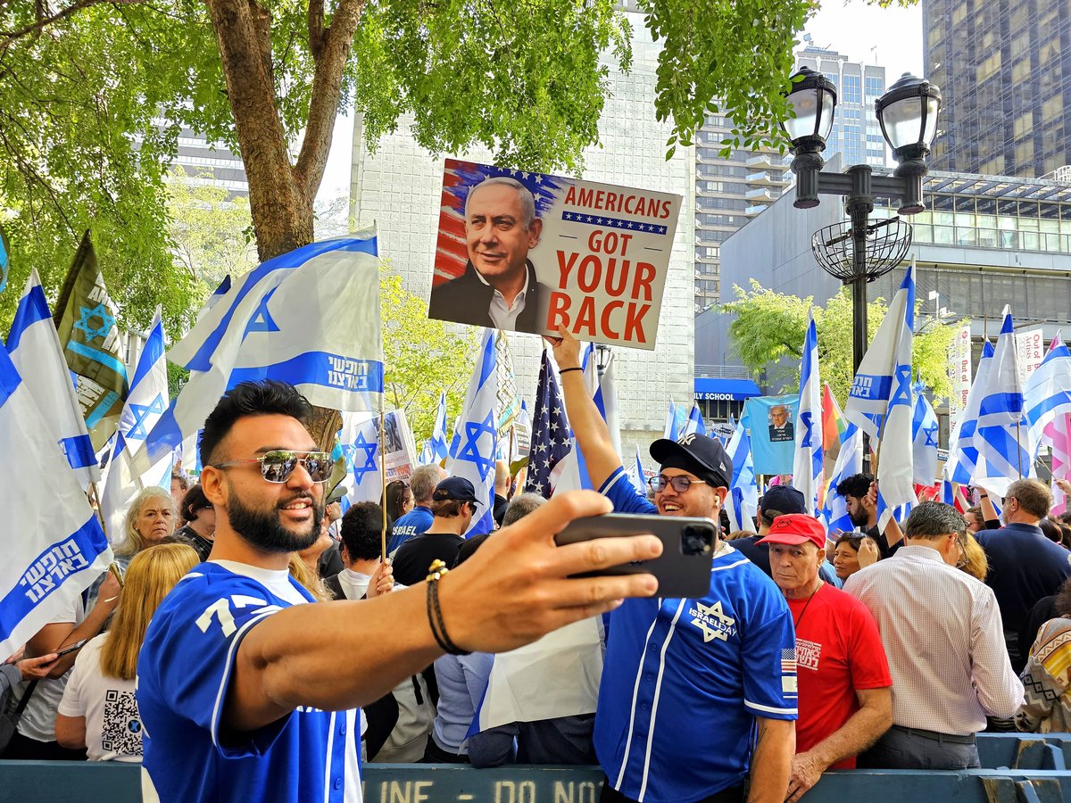 קידוש ה' מול האו"ם: חסידי חב"ד זיכו מפגינים בהנחת תפילין