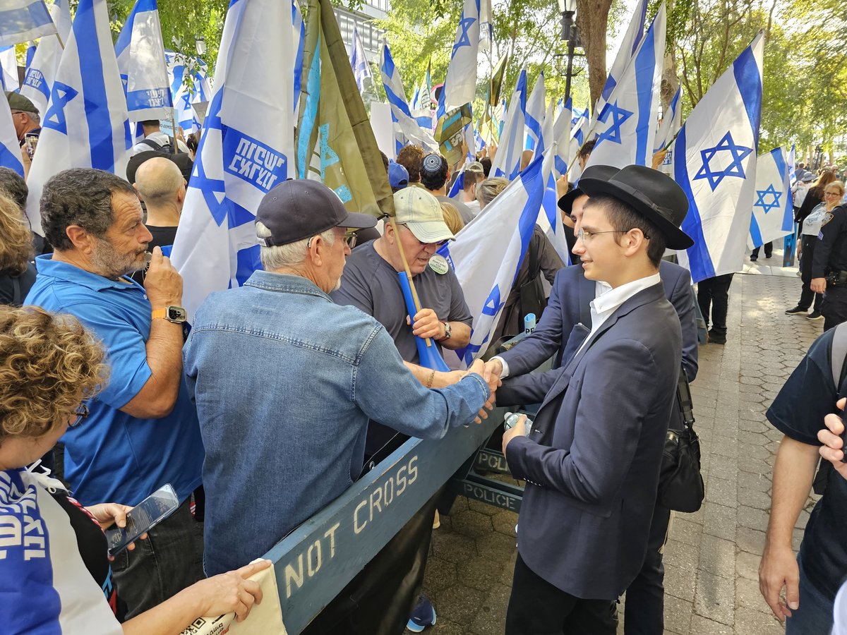 קידוש ה' מול האו"ם: חסידי חב"ד זיכו מפגינים בהנחת תפילין