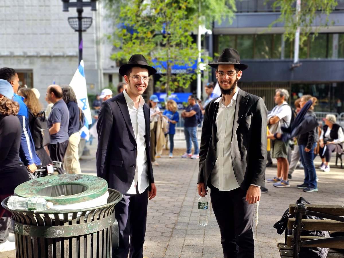 קידוש ה' מול האו"ם: חסידי חב"ד זיכו מפגינים בהנחת תפילין