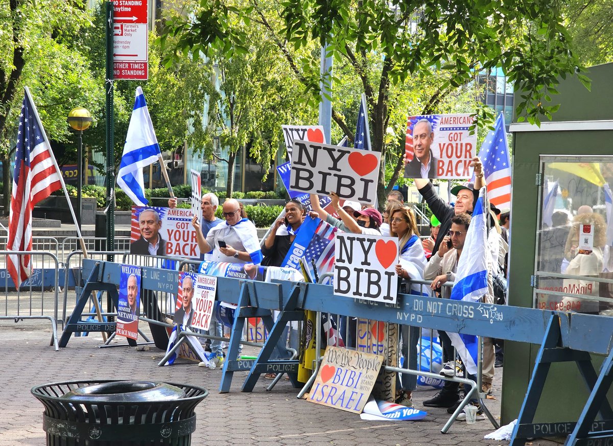 קידוש ה' מול האו"ם: חסידי חב"ד זיכו מפגינים בהנחת תפילין