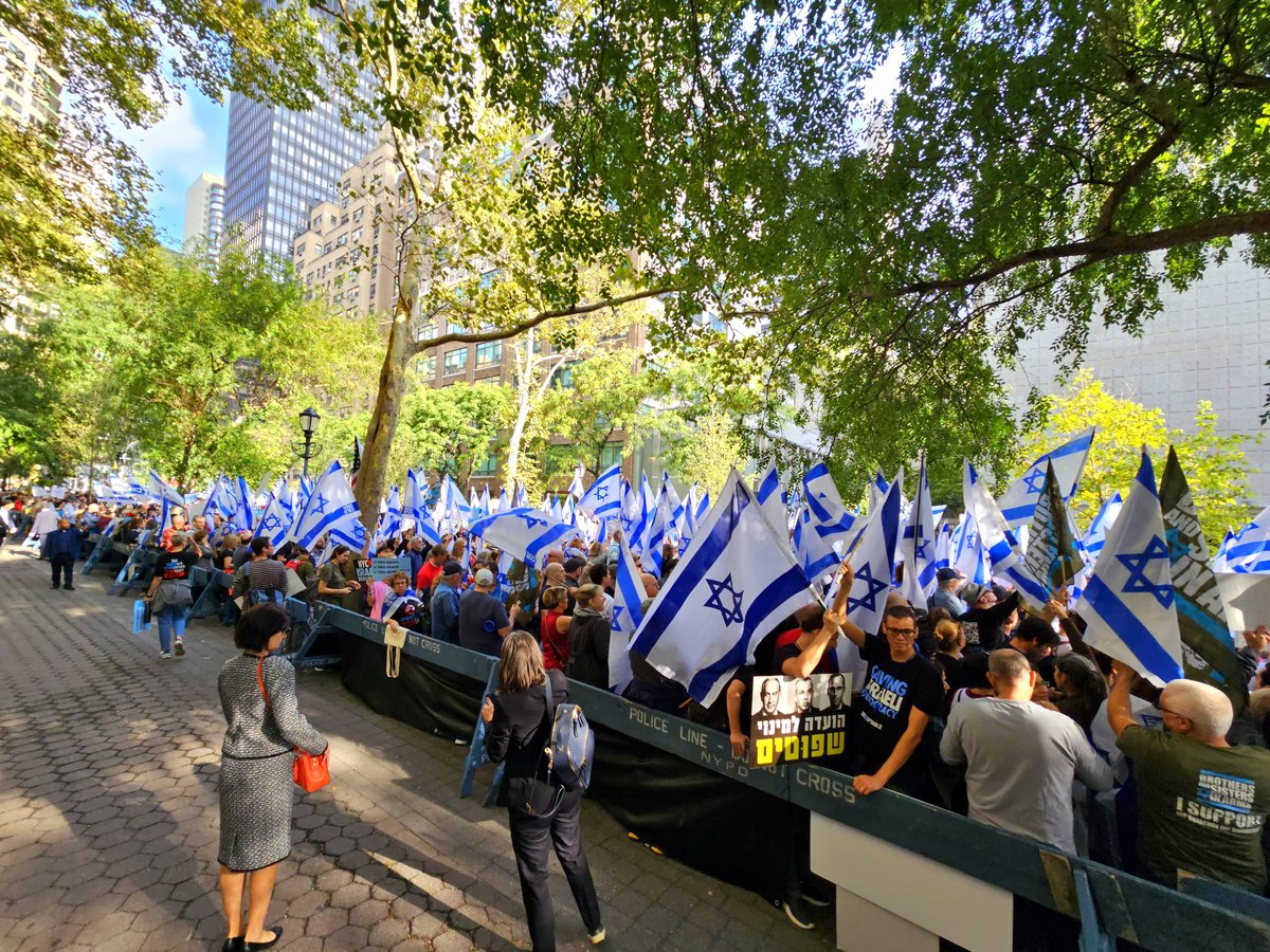 קידוש ה' מול האו"ם: חסידי חב"ד זיכו מפגינים בהנחת תפילין