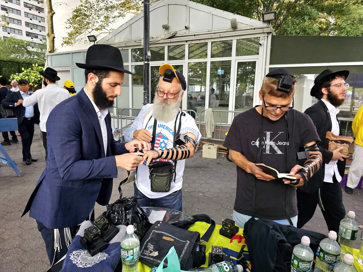 קידוש ה' מול האו"ם: חסידי חב"ד זיכו מפגינים בהנחת תפילין