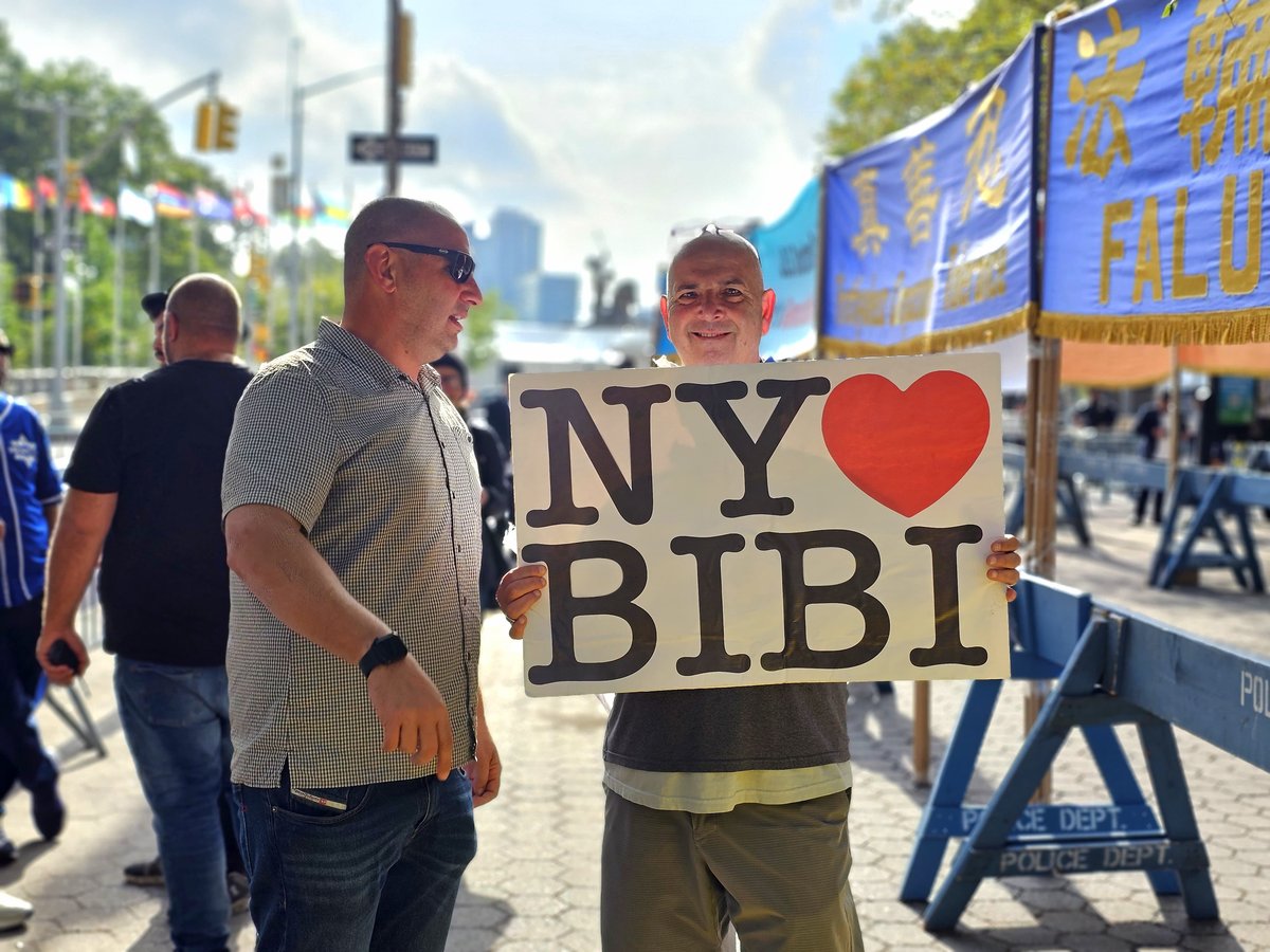 קידוש ה' מול האו"ם: חסידי חב"ד זיכו מפגינים בהנחת תפילין