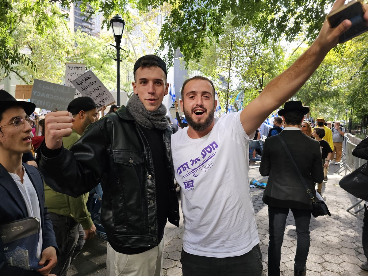 קידוש ה' מול האו"ם: חסידי חב"ד זיכו מפגינים בהנחת תפילין