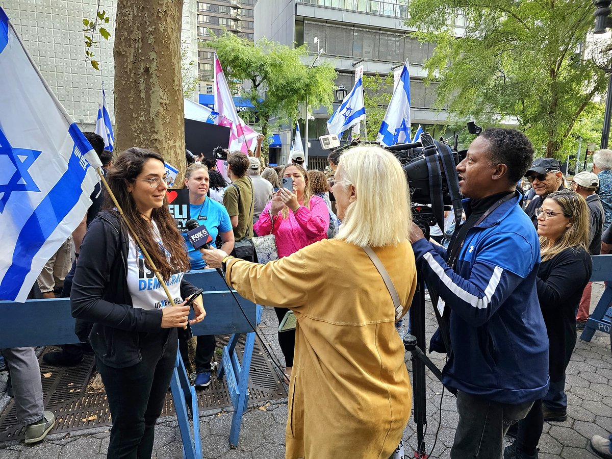 קידוש ה' מול האו"ם: חסידי חב"ד זיכו מפגינים בהנחת תפילין