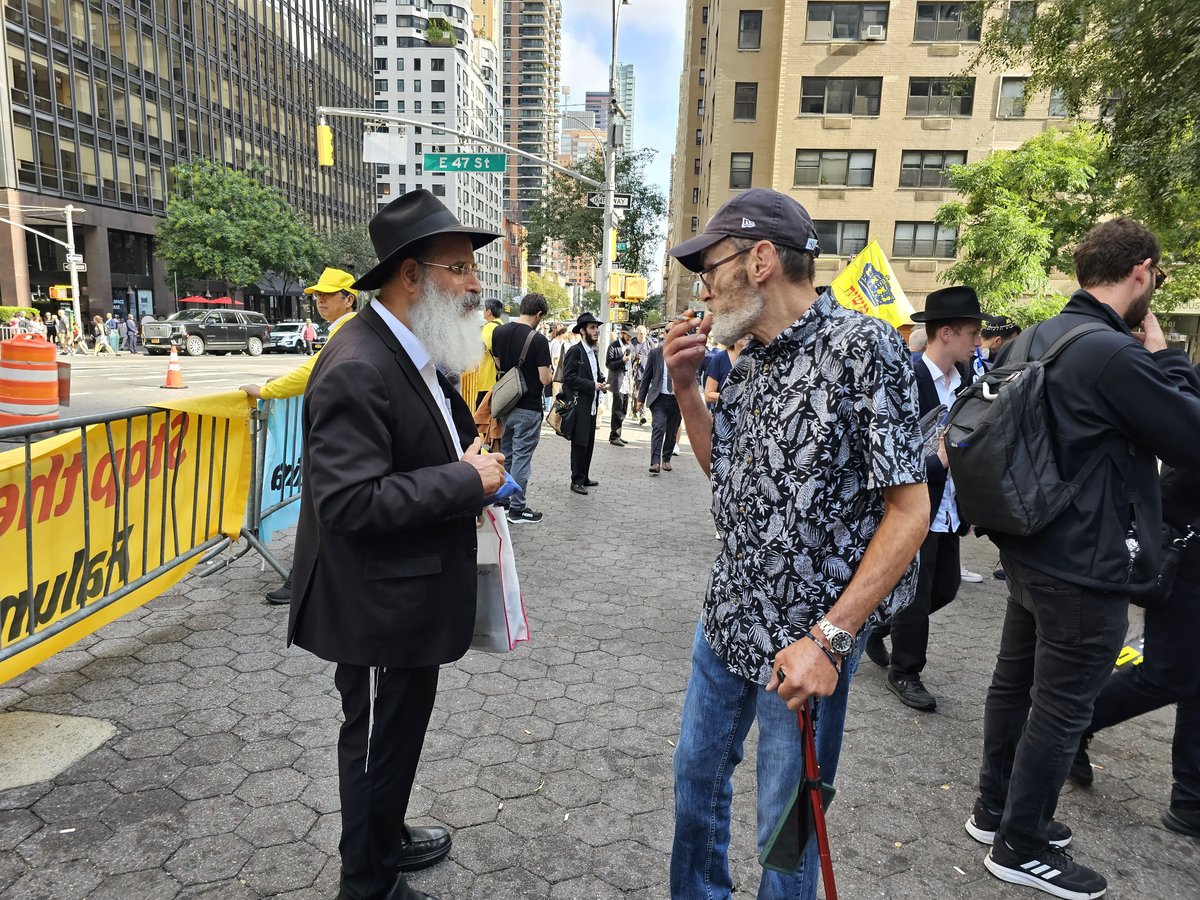 קידוש ה' מול האו"ם: חסידי חב"ד זיכו מפגינים בהנחת תפילין