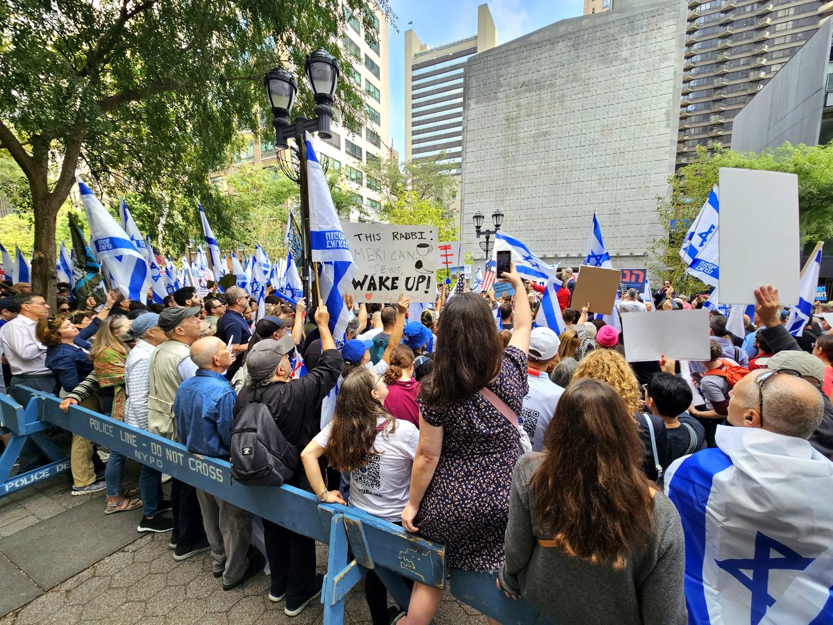 קידוש ה' מול האו"ם: חסידי חב"ד זיכו מפגינים בהנחת תפילין