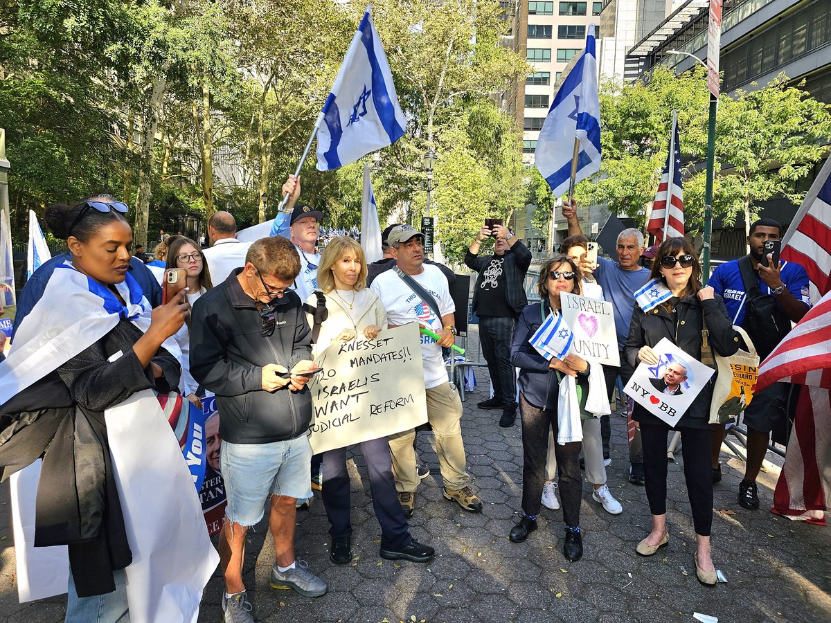 קידוש ה' מול האו"ם: חסידי חב"ד זיכו מפגינים בהנחת תפילין