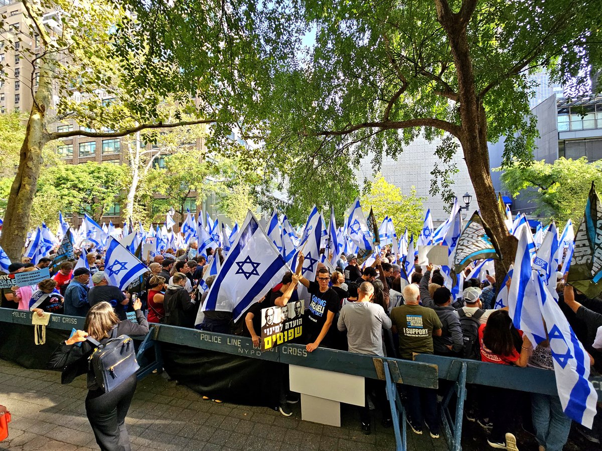 קידוש ה' מול האו"ם: חסידי חב"ד זיכו מפגינים בהנחת תפילין