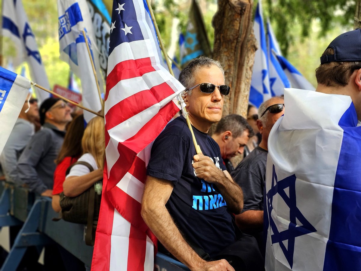 קידוש ה' מול האו"ם: חסידי חב"ד זיכו מפגינים בהנחת תפילין