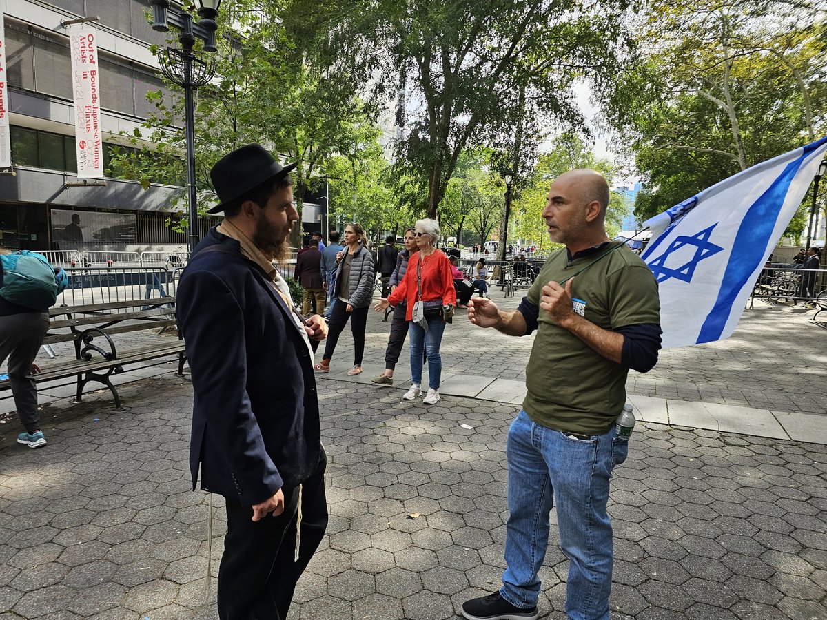 קידוש ה' מול האו"ם: חסידי חב"ד זיכו מפגינים בהנחת תפילין