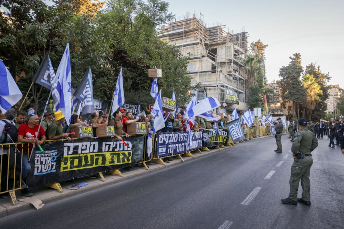 ההפגנה, הבוקר