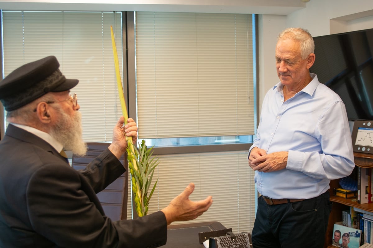 גנץ קיבל את ארבעת המינים מהרב: "שנהיה מאוגדים כמותם"