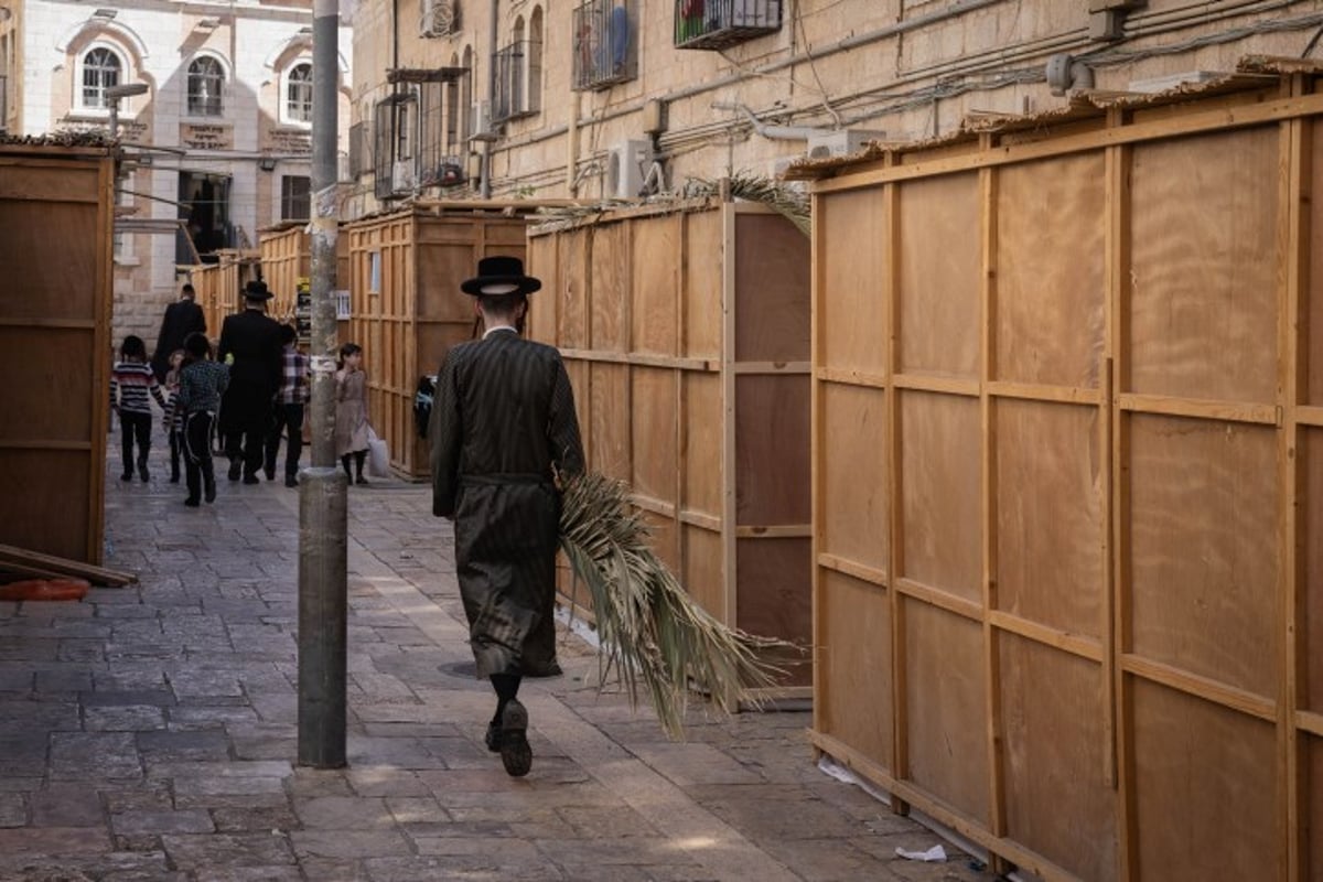 אווירת חג בירושלים: סוחבים את הסכך ברחובות בערב סוכות