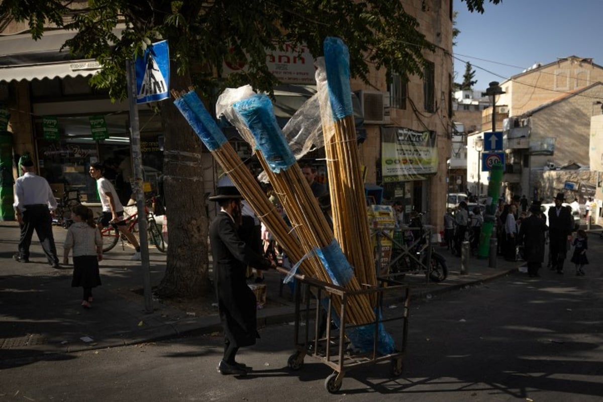 אווירת חג בירושלים: סוחבים את הסכך ברחובות בערב סוכות