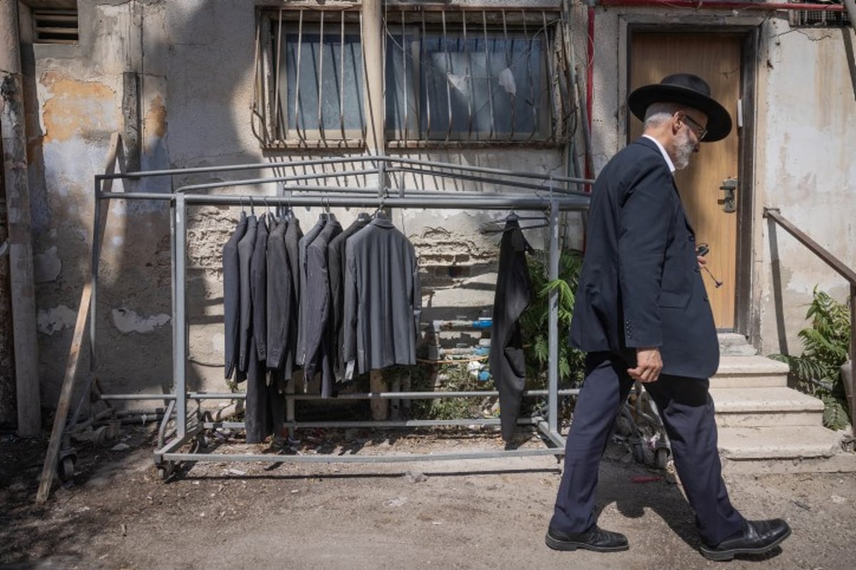 אווירת חג בירושלים: סוחבים את הסכך ברחובות בערב סוכות