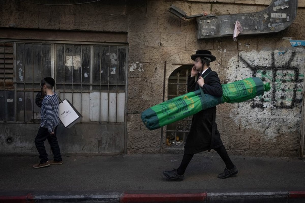 אווירת חג בירושלים: סוחבים את הסכך ברחובות בערב סוכות