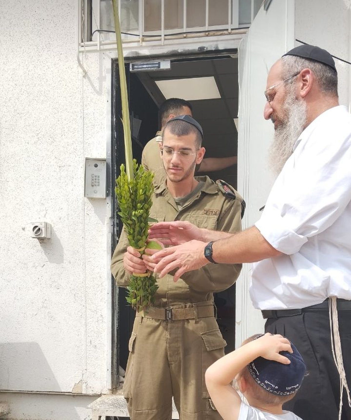 תיעוד חג מרהיב: עמך בית ישראל נוטלים ארבעת המינים