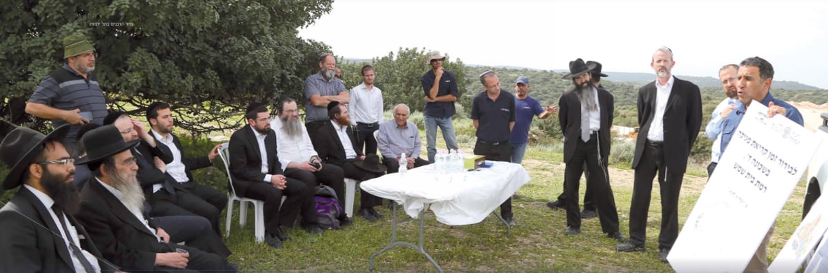 הגר"י לנדי ויבלחט"א הגר"נ קופשיץ מאזינים לארכיאולוגים בתל ירמות בבית שמש במסגרת דיון הלכתי הימתי לחגוג את פורים