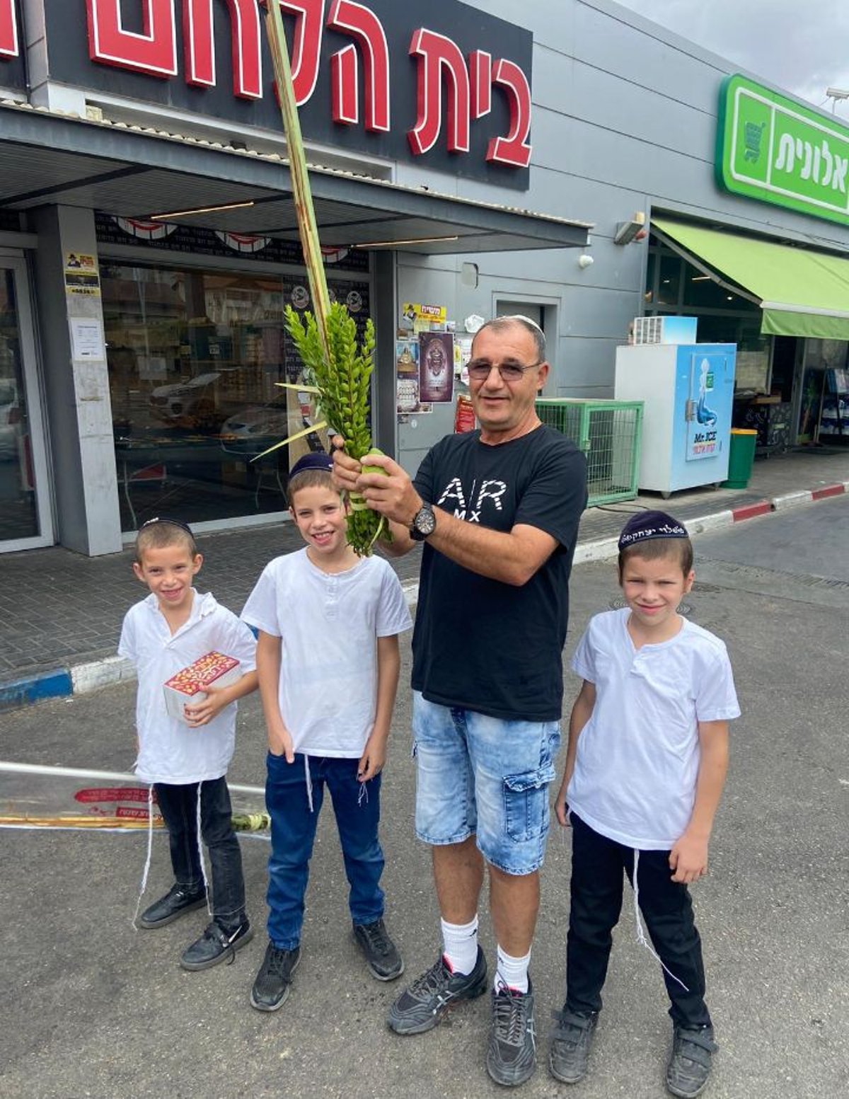 תיעוד חג מרהיב: עמך בית ישראל נוטלים ארבעת המינים