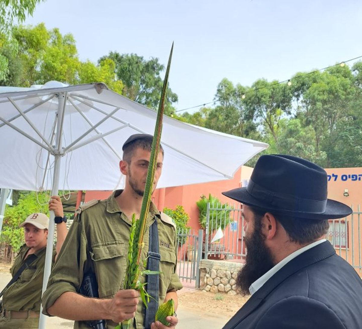 תיעוד חג מרהיב: עמך בית ישראל נוטלים ארבעת המינים