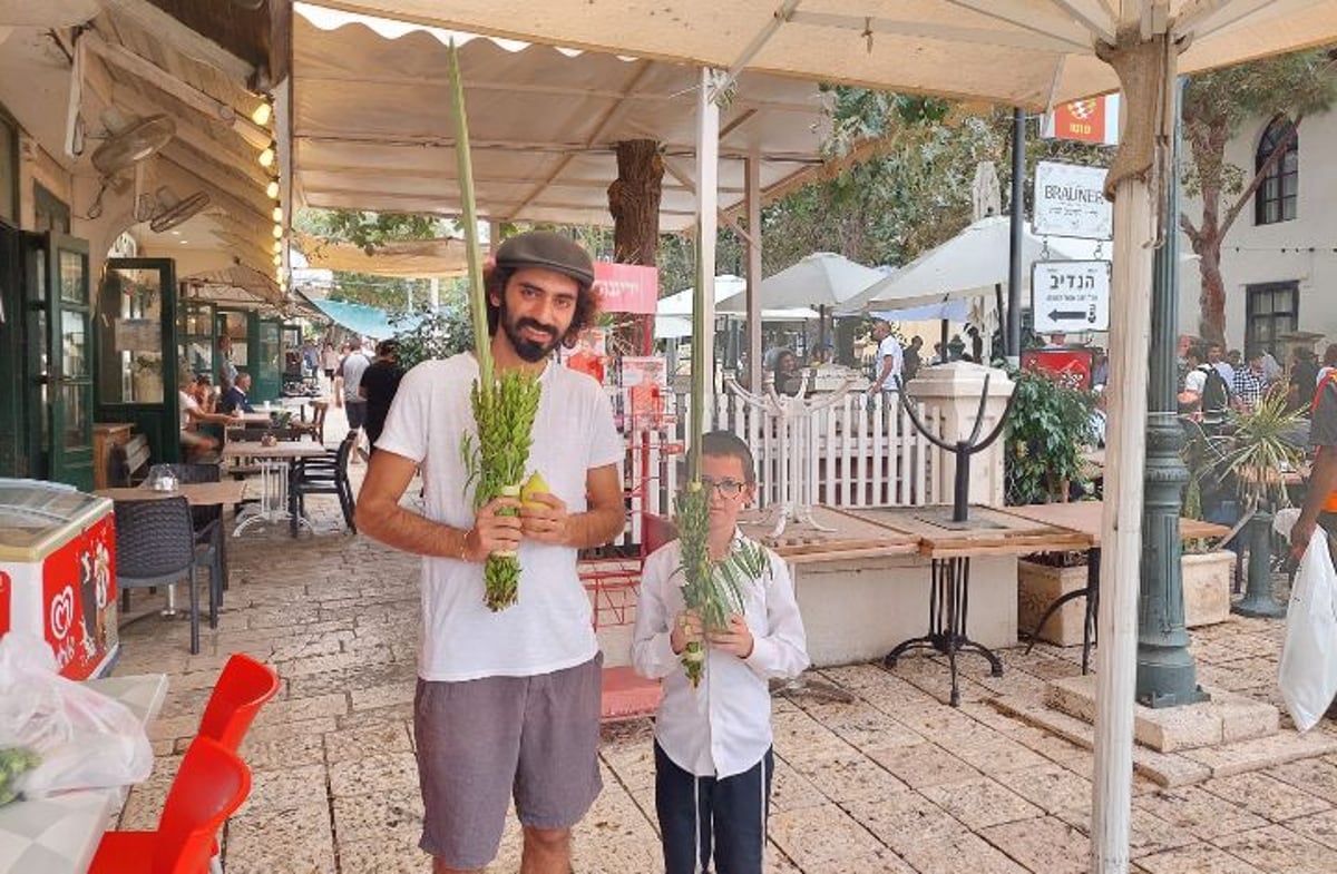 תיעוד חג מרהיב: עמך בית ישראל נוטלים ארבעת המינים