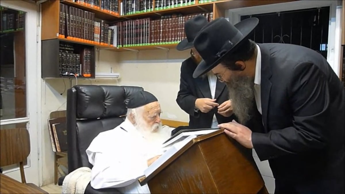 הגאון רבי יהודה לנדי מגיש את ספרו למרן הגר"ח קנייבסקי