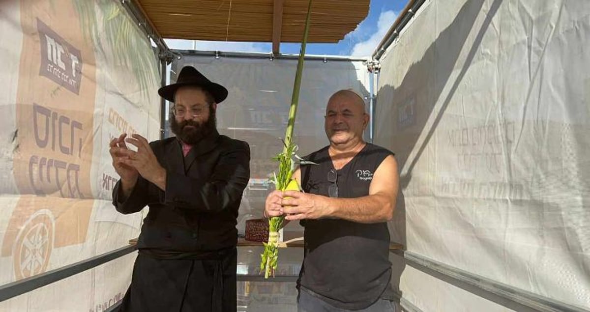 תיעוד חג מרהיב: עמך בית ישראל נוטלים ארבעת המינים