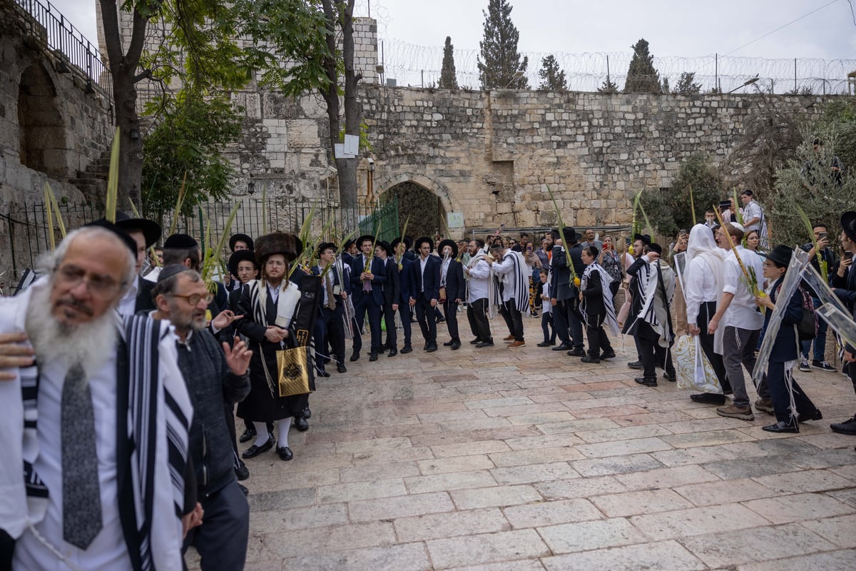 התפללו בכניסה להר הבית, נישקו את הרצפה ופצחו בריקוד | צפו