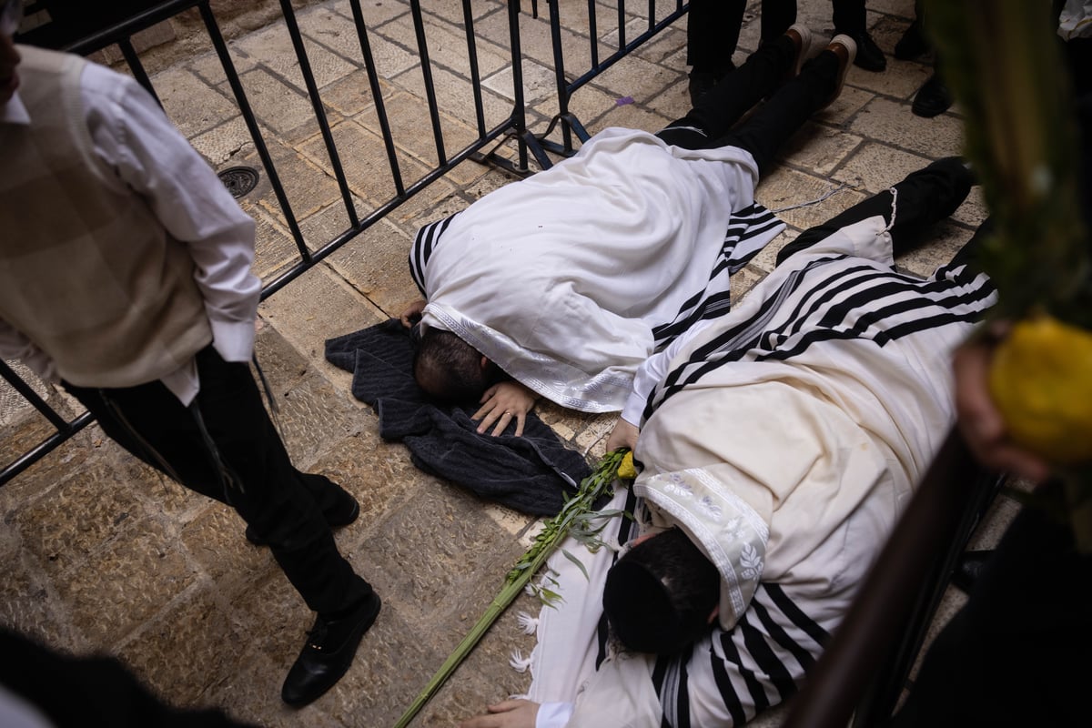 התפללו בכניסה להר הבית, נישקו את הרצפה ופצחו בריקוד | צפו