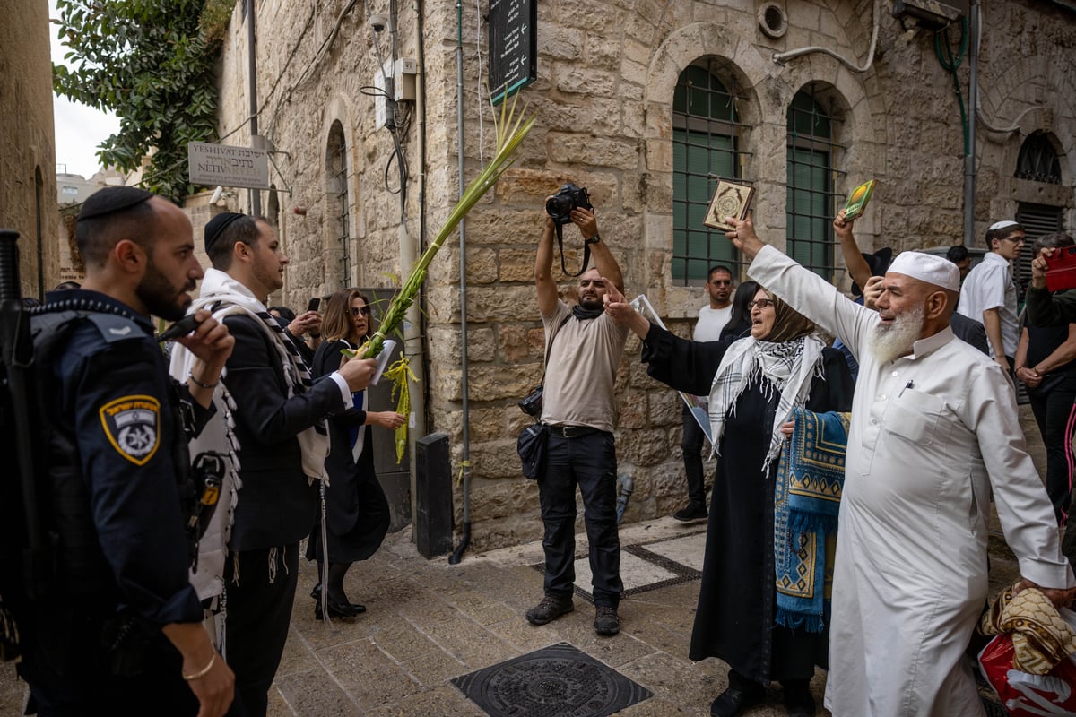 התפללו בכניסה להר הבית, נישקו את הרצפה ופצחו בריקוד | צפו