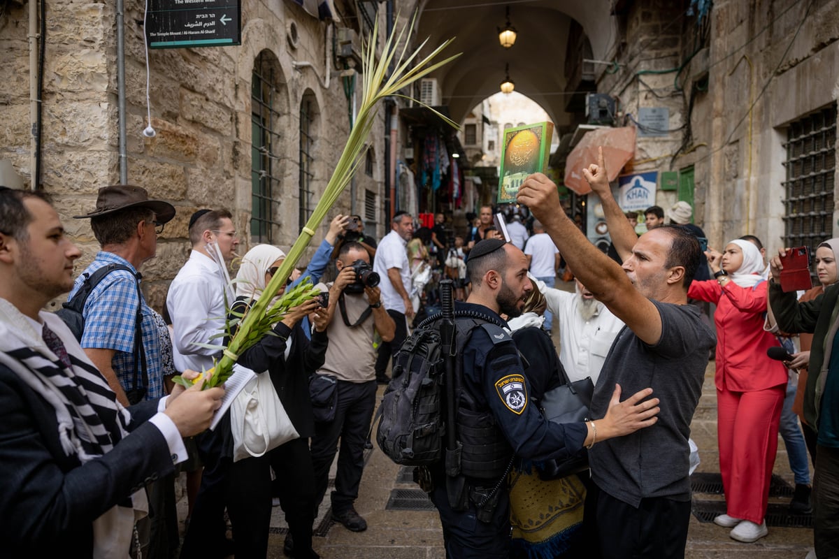 התפללו בכניסה להר הבית, נישקו את הרצפה ופצחו בריקוד | צפו