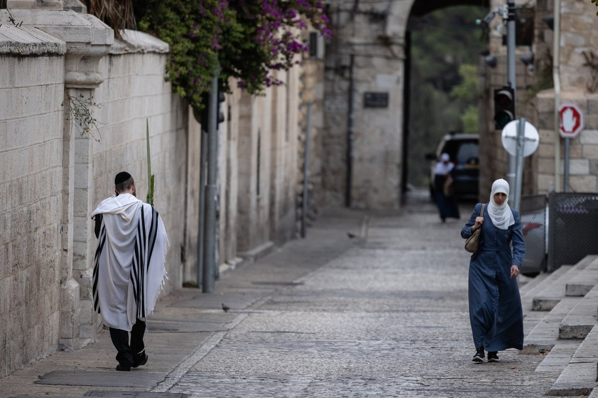 התפללו בכניסה להר הבית, נישקו את הרצפה ופצחו בריקוד | צפו