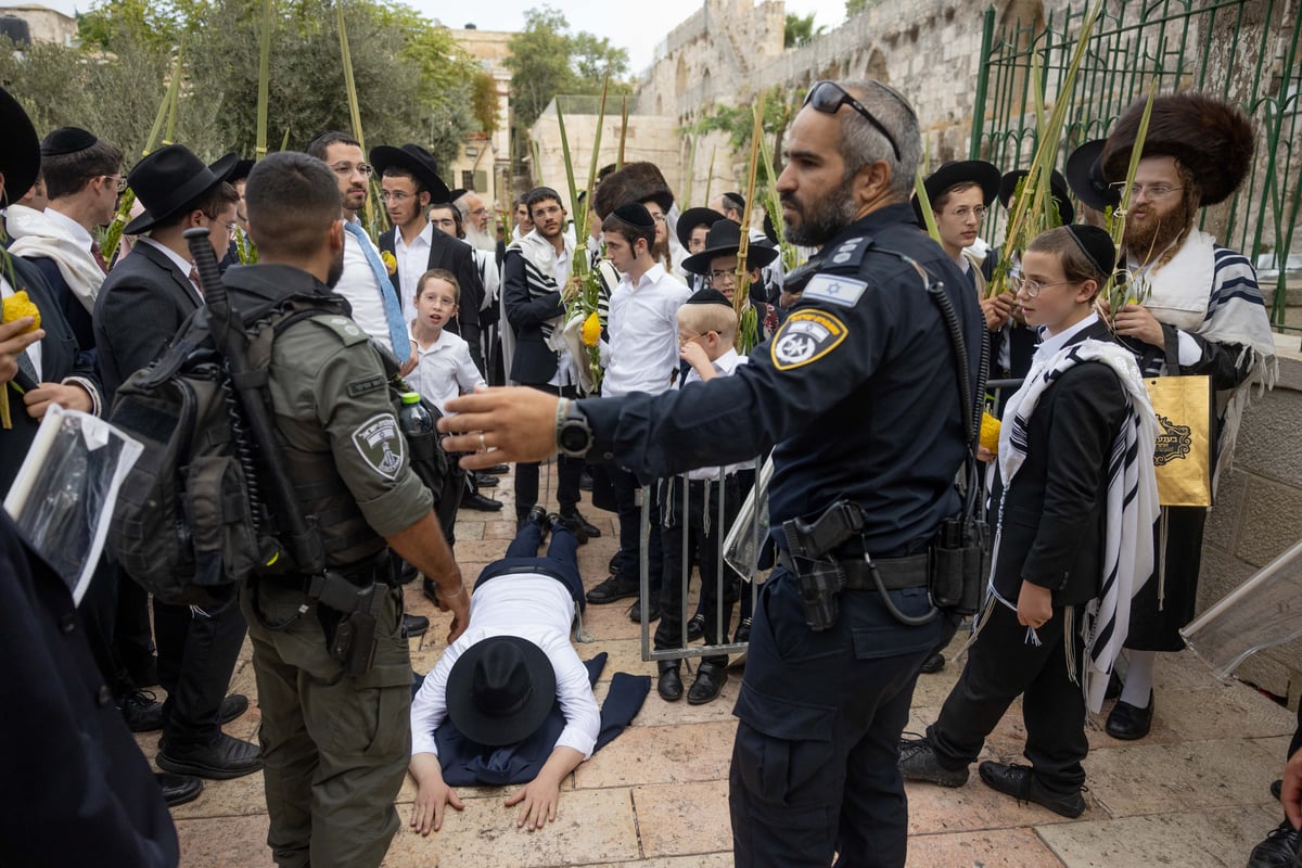 התפללו בכניסה להר הבית, נישקו את הרצפה ופצחו בריקוד | צפו