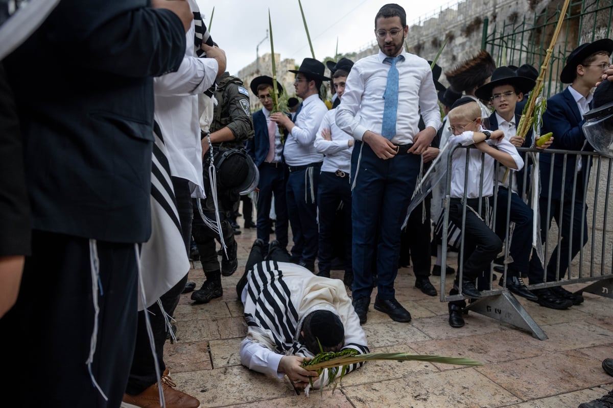 התפללו בכניסה להר הבית, נישקו את הרצפה ופצחו בריקוד | צפו