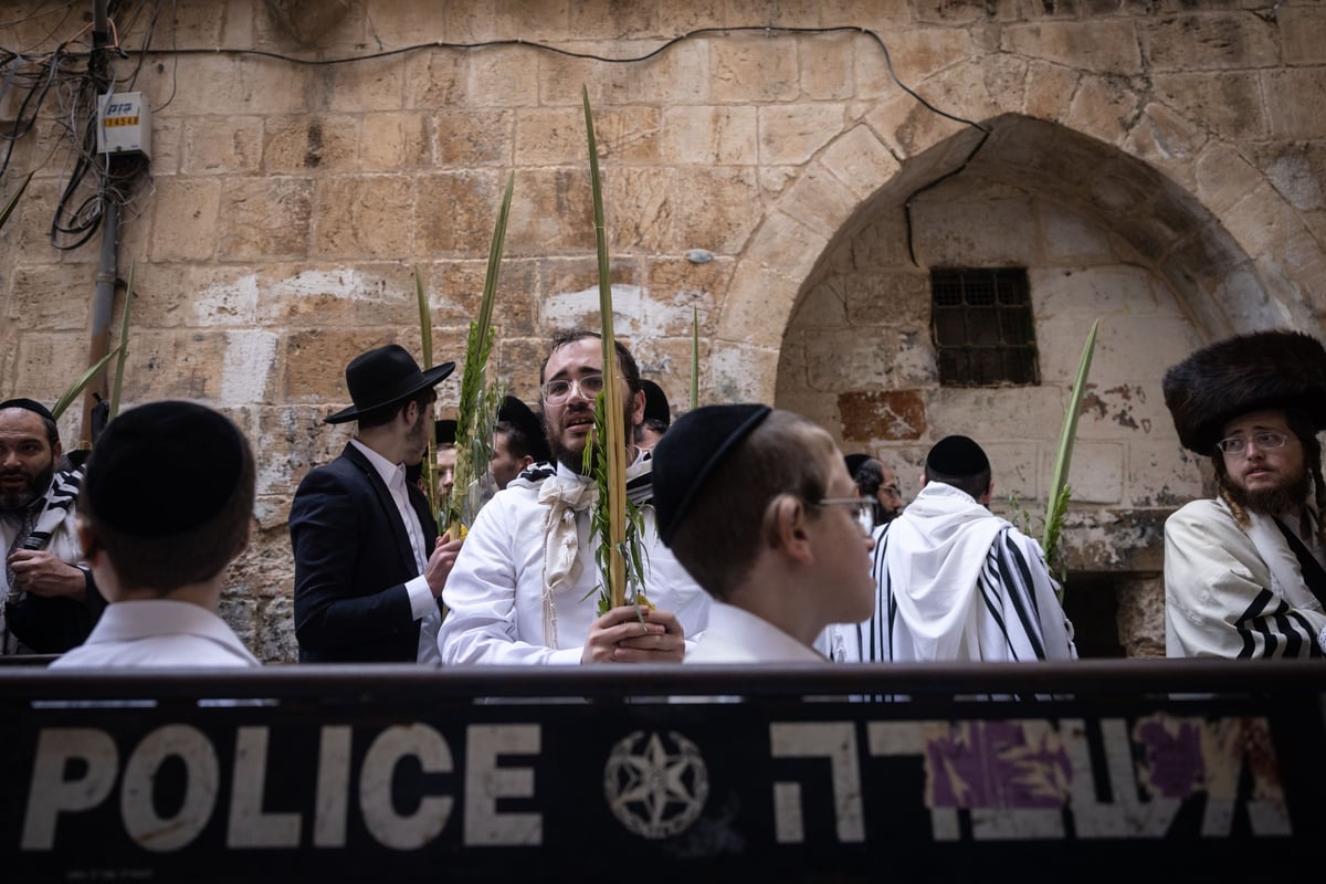 התפללו בכניסה להר הבית, נישקו את הרצפה ופצחו בריקוד | צפו