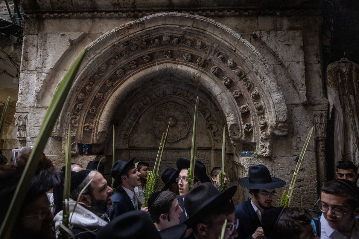 התפללו בכניסה להר הבית, נישקו את הרצפה ופצחו בריקוד | צפו