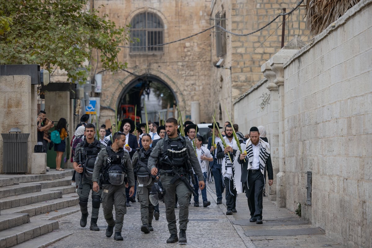 התפללו בכניסה להר הבית, נישקו את הרצפה ופצחו בריקוד | צפו