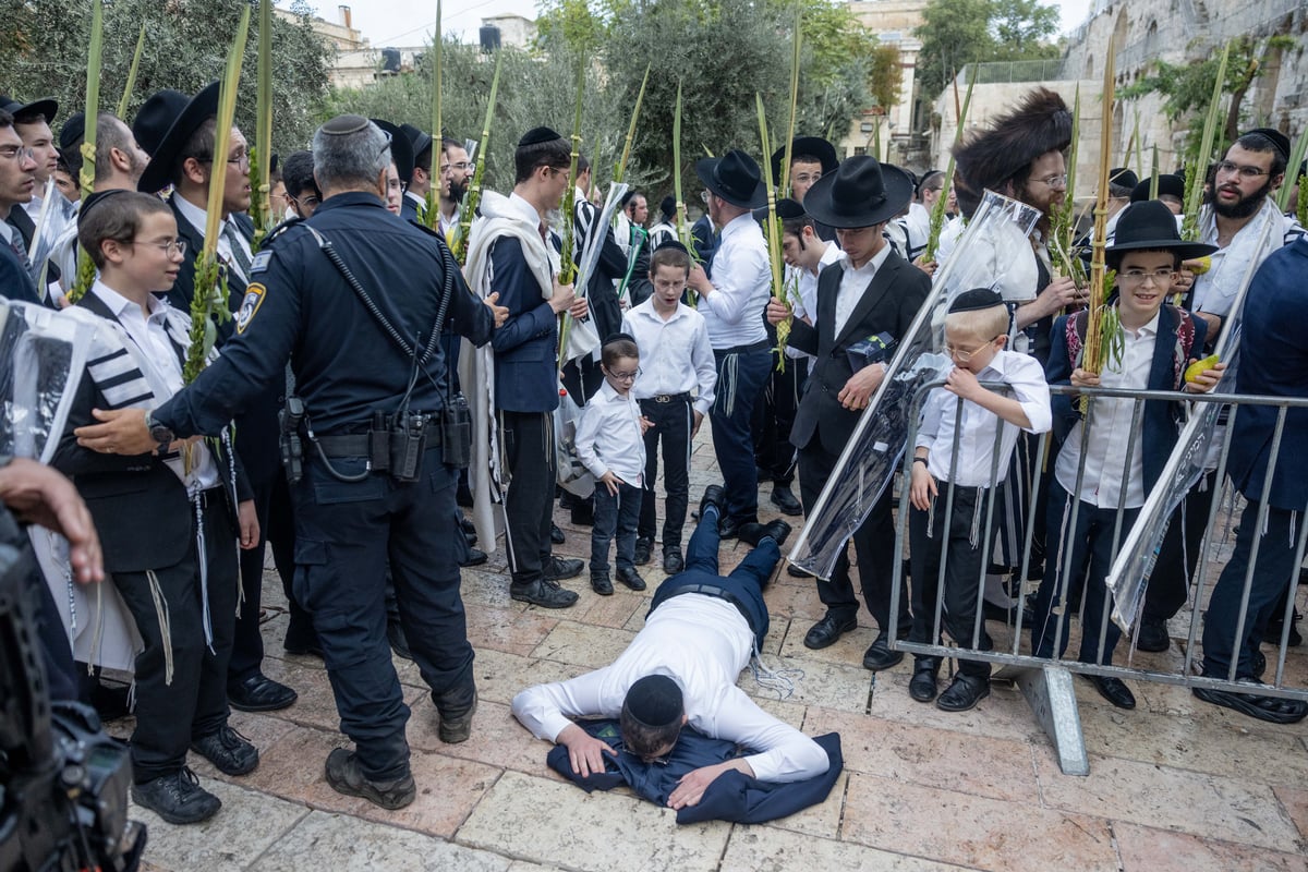 התפללו בכניסה להר הבית, נישקו את הרצפה ופצחו בריקוד | צפו